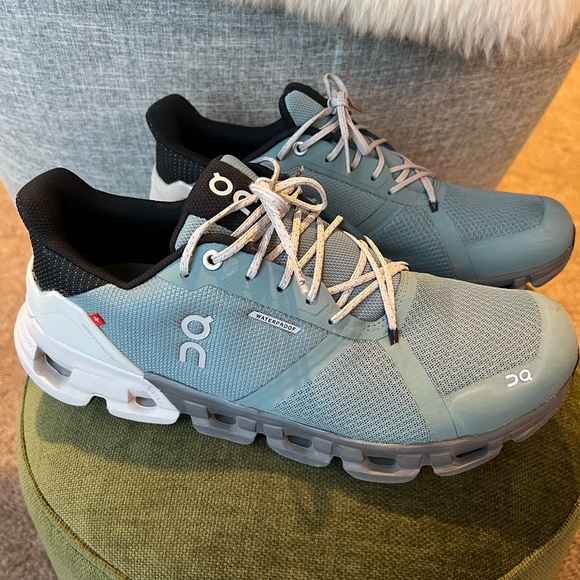 ON Running Cloudflyer Waterproof Men’s 9 - LIKE NEW! - Picture 1 of 8